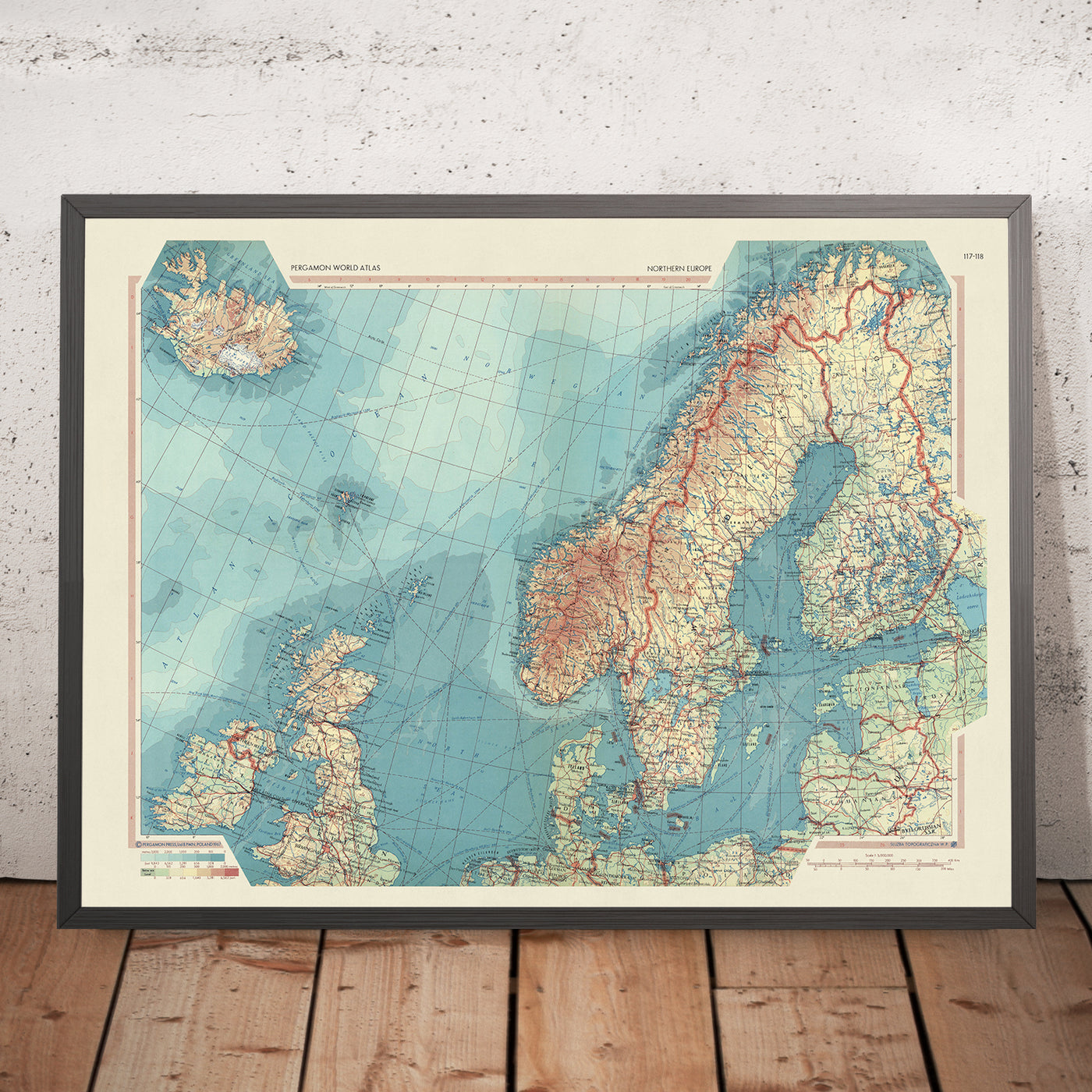 Carte du vieux monde de l'Europe du Nord par le service topographique de l'armée polonaise, 1967 : carte politique et physique détaillée de la Scandinavie, du Royaume-Uni et de l'Islande