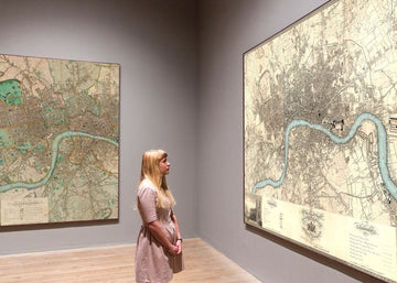 Gran mapa antiguo de Londres por C&J Greenwood, 1830 - Monocromo con el Támesis azul único